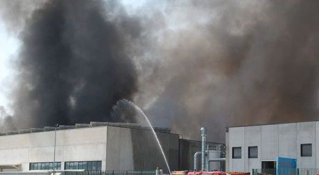 L'incendio alla Am Teknostampi (Photo Journalist)
