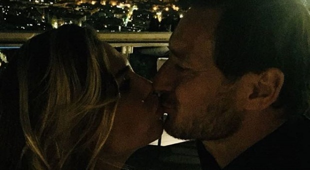 Ilary Blasi, compleanno al bacio con dedica di Totti: «Io, te e Roma. Auguri amore mio»