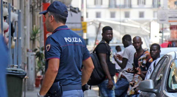Ruba lo smartphone a una turista, senegalese arrestato a piazza Garibaldi