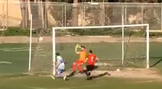 Il gol-non gol più incredibile della storia del calcio: succede in Noicattaro-Castellana, il video diventa virale
