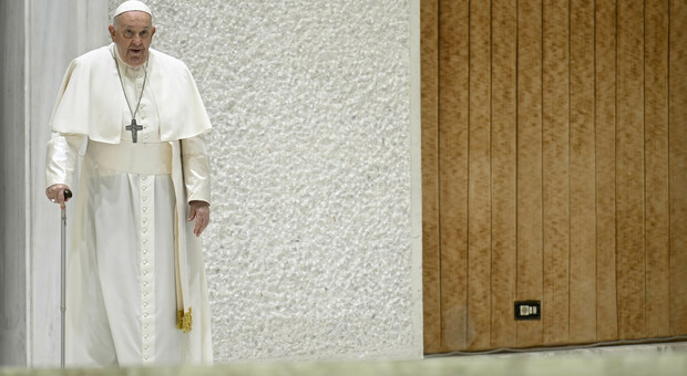 Il vescovo ribelle Viganò furioso per la benedizione alle coppie gay, le frasi choc contro il Papa