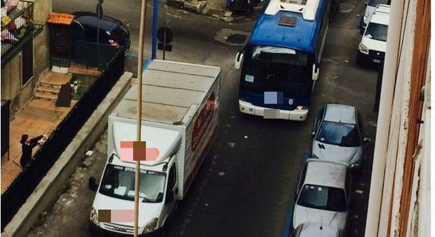 Le tue segnalazioni su WhatsApp | Traffico bloccato da un camion, code fino alla tangenziale di Napoli