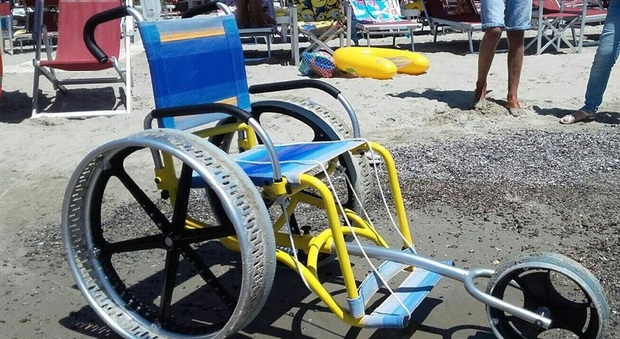 Pesaro, trovata carrozzina da spiaggia per disabili rubata da cinque ragazzini