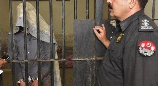 Pakistan, serial killer uccide tre gay e poi viene arrestato: «Dovevo fermarli, diffondavano il male»