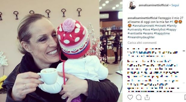 Annalisa Minetti insultata: «Da cieca non avresti dovuto fare secondo figlio»