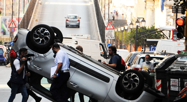 Spettacolare incidente in centro a Bari: scontro tra due auto, una si ribalta