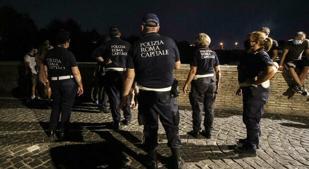 Roma, giovani negazionisti a Ponte Milvio: «Noi la mascherina non la mettiamo». E picchiano i vigili