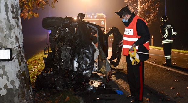 La Opel Adam distrutta dopo l'impatto contro un albero