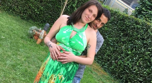Carmen Zazzaro con il marito mentre accarezza dolcemente il grembo ai primi mesi di gravidanza