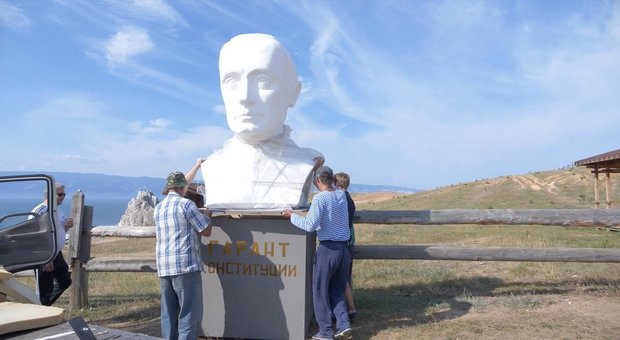 Russia, una statua di Putin per lamentarsi: «Così almeno ci ascolterà»