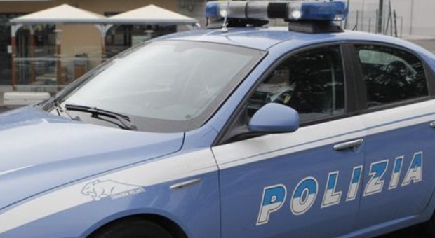 Roma, calci e pugni alla compagna davanti ai figli: arrestato un 42enne