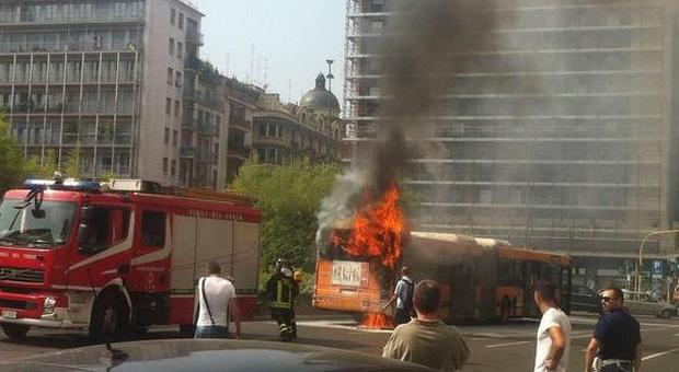 Milano, autobus in fiamme a Piazzale Loreto: "Colpa di un cortocircuito"
