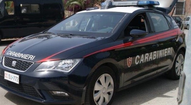 Numana, «Correte, il mio ex non vuole andarsene»: soccorsa dai carabinieri