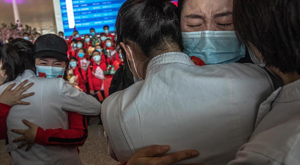 immagine Wuhan, la gente torna ad abbracciarsi dopo la fine del lockdown