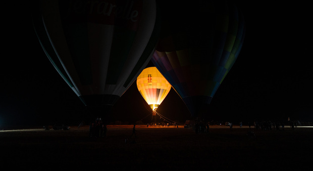 Lo spettacolo del Canyon Balloon Festival: le mongolfiere di notte sembrano lampadine giganti. A bordo un gruppo di ragazzi con disabilità
