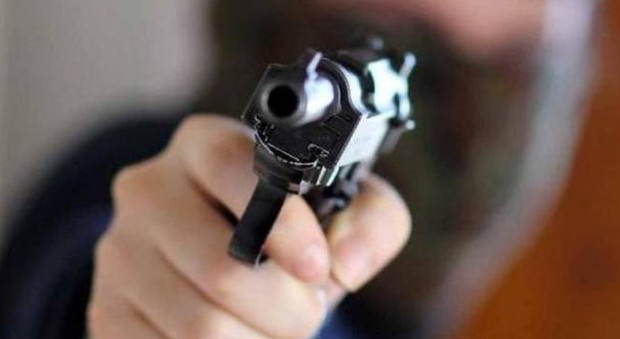 Pistola alla mano rapina un uomo: era stato denunciato solo poche ore prima