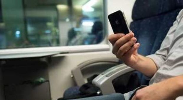 Il politico lascia lo smarthphone sul treno: «Grazie al pendolare che me lo ha recuperato»
