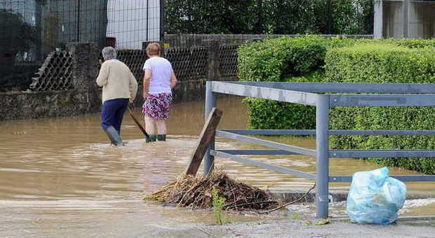 Tempesta d'acqua su Nervesa strade come torrenti, case allagate