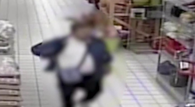 Strage Assago, spunta il video esclusivo del Killer al centro commerciale: «Ha iniziato a colpire a caso»