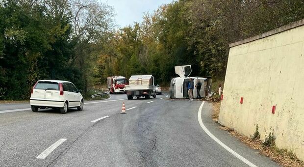 Macerata, il furgone si ribalta nella curva: un ferito e traffico per Piediripa in tilt