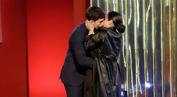 Grande Fratello, Mirko Brunetti svela il motivo del quasi bacio con Perla Vatiero «Abbiamo limonato sotto le coperte»