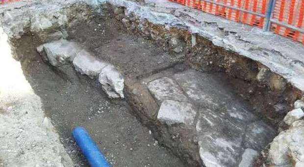 Ascoli, affiora una strada romana durante i lavori in via Vidacilio