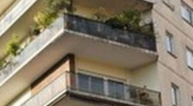 Aggressione dal balcone di casa (archivio)