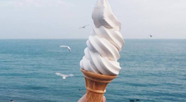 Scatta due foto al cono gelato vicino al mare, la migliore è senza dubbio la seconda