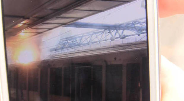 Roma-Lido, fiamme e fumo sul treno: due intossicati e linea interrotta