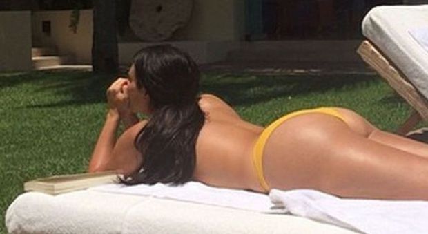 ​Kim Kardashian in vacanza su Instagram si mostra in bikini