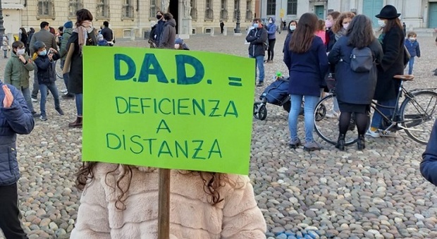 Un momento della protesta di questo pomeriggio in piazza del Popolo, a Roma