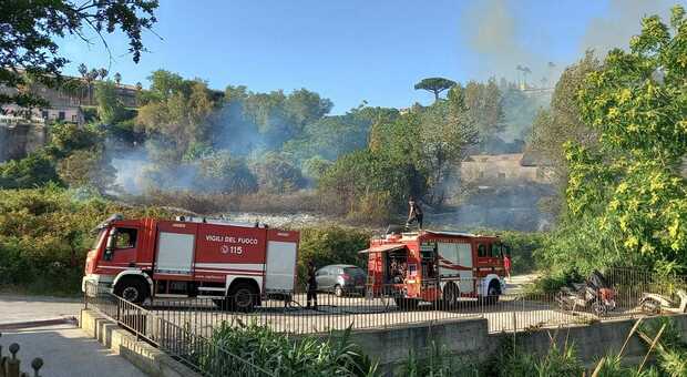 Incendio a Capodimonte, fiamme all'altezza di Porta Grande