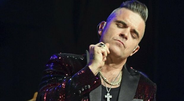 Robbie Williams, una fan cade durante un concerto: mortadopo gravi ferite alla testa