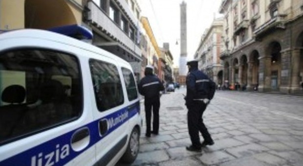Bologna, bambino di 2 anni muore schiacciato da un'auto che faceva manovra