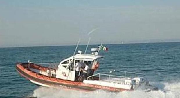 Porto Potenza, catamarano si rovescia in mare: paura per tre naufraghi