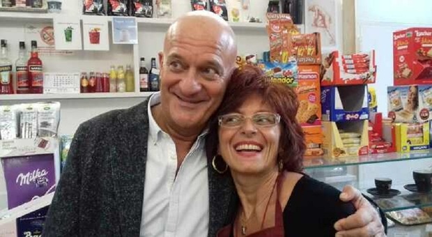 Claudio Bisio con Susanna Sartore nel bar in cui lavorava con la collega: licenziate