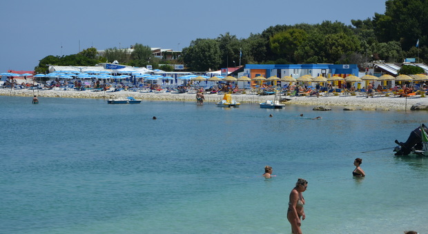 Niente shampoo né dormire sulla riva Musica e racchettoni: i divieti in spiaggia