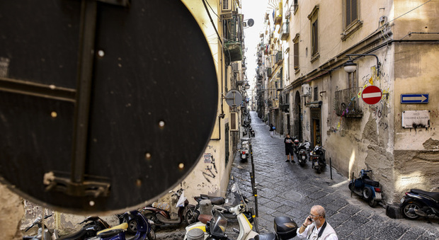 Napoli, sparatoria nei vicoli dei Quartieri: trovati 26 bossoli calibro 9