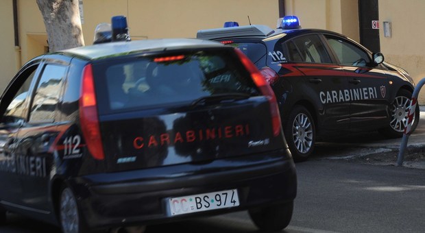 Cuneo, abbandona il figlio in auto per andare in discoteca: arrestato