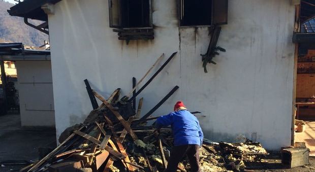 Il proprietario della casa andata a fuoco nella notte a Verzegnis è già al lavoro per ripararla e pulire
