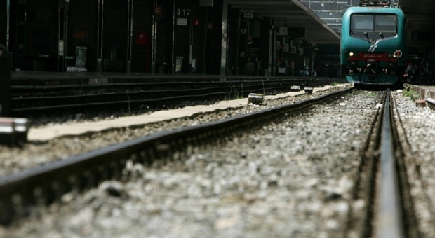 «Mi butto sotto a un treno», delusa dall'amore tenta il suicidio. Poliziotto blocca la circolazione, resta al telefono con lei e la salva