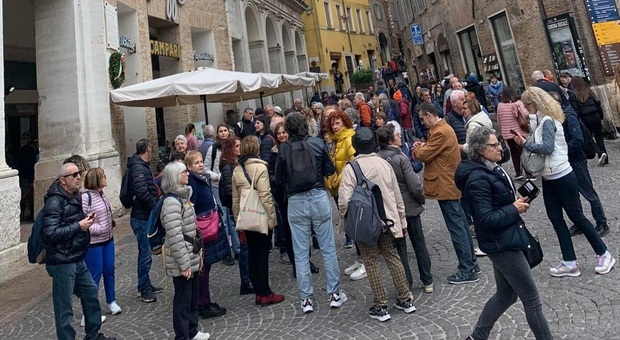 Invasione di visitatori a Urbino, l'assessore Cioppi: «Non bastavano le guide turistiche». Nella foto turisti in piazza della Repubblica