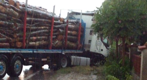 Il tir carico di legname esce di strada a Gonars
