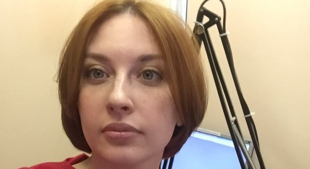 Mosca, conduttrice radio accoltellata al collo durante la trasmissione