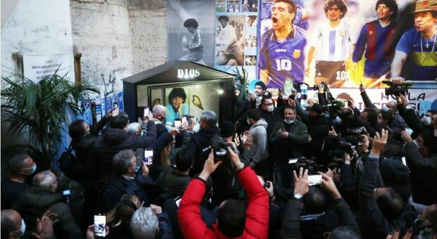 Napoli, maxi assembramento ai Quartieri spagnoli per l'inaugurazione della cappella di Maradona
