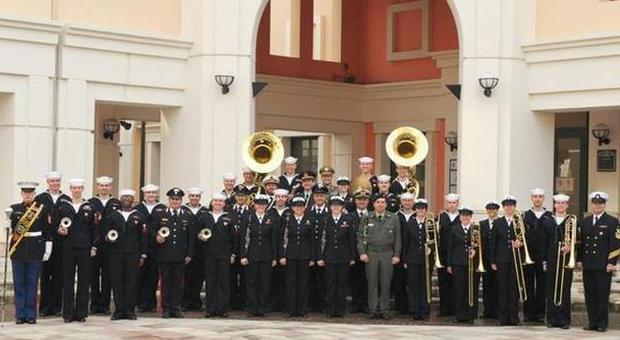 Sbarco di Salerno, sfilata e concerto ai Barbuti della banda musicale "US Naval Forces Europe"