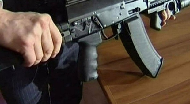 Chioggia, trentenne beccato con un'arma da guerra modificata: arrestato. Aveva un piccolo arsenale