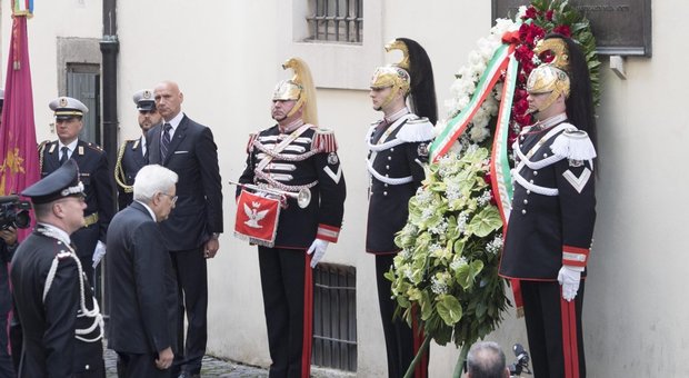 Quarant'anni fa veniva ucciso Aldo Moro, Mattarella depone una corona a via Caetani: «Oggi minaccia terroristica ha forme nuove»