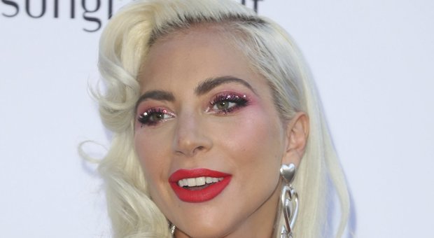 Lady Gaga ricompare dopo l'Oscar, "infiocchettata" in black and white sul red carpet