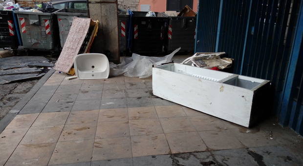 Ponticelli, micro-discariche di rifiuti in strada: ritardi e inciviltà